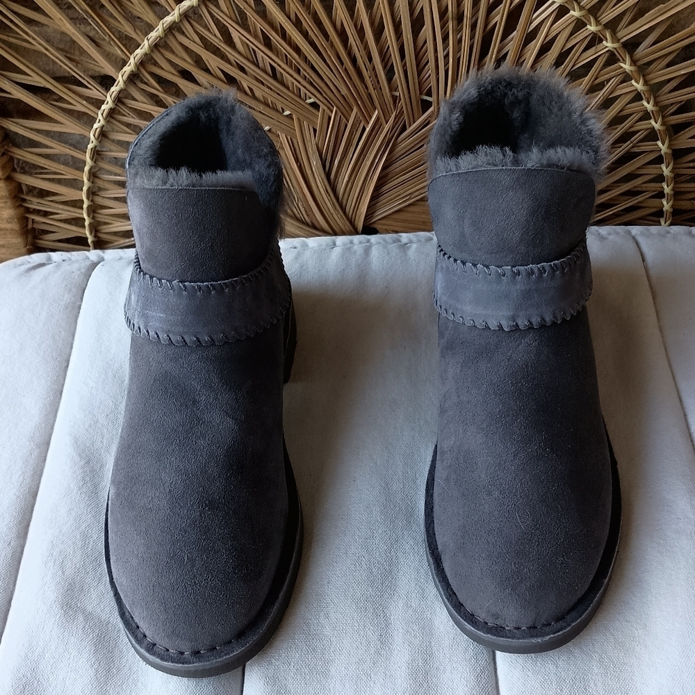 NWOT UGG Mckay Grey Gray Suede Sheepskin Ankle Boots Booties Shoe_8.5 - Picture 2 of 6